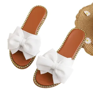 Elegantes sandalias planas con lazo blanco para mujer con borde de cuentas doradas