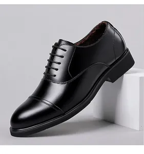 Vista laterale di scarpe eleganti da uomo nere foderate in pile con lacci.
