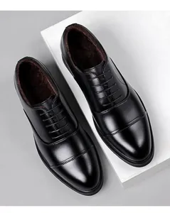 Primo piano di scarpe eleganti da uomo in pelle nera con fodera in calda pelliccia