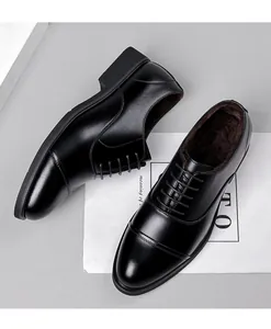Primo piano di scarpe eleganti da uomo in pelle nera con calda fodera in ecopelliccia.