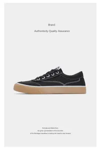 Seitenansicht schwarzer Canvas-Sneaker mit Gummisohle und weißen Nähten