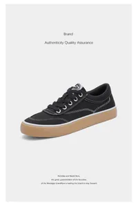 Klassischer schwarzer Canvas-Sneaker mit robuster Gummisohle und weißen Ziernähten