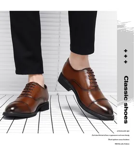 Primo piano di eleganti scarpe Oxford da uomo in pelle marrone con design stringato