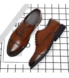Vista dettagliata delle scarpe eleganti in pelle marrone con design Oxford stringato.