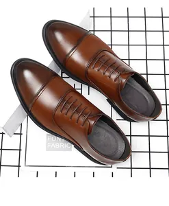 Vista dall'alto di classiche scarpe Oxford in pelle marrone con punta a cappuccio