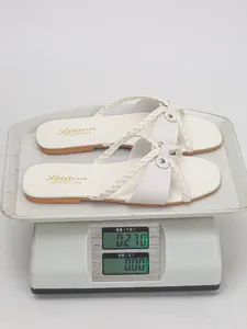 Leichte weiße flache Sandalen mit Flechtriemen, Gewicht 0,27 kg für den Sommer.