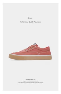 Seitenansicht eines rosa Canvas-Sneakers mit Gummisohle und weißen Nähten für Herren