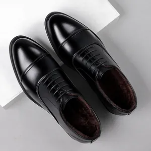 Eleganti scarpe da uomo in pelle nera foderate in pile con lacci per abito formale