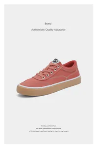 Detailansicht eines rosa Herren-Canvas-Sneakers mit klassischer Gummisohle und Schnürung