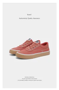 Lässige korallorangene Low-Top-Canvas-Sneaker mit robuster Gummisohle und Schnürung