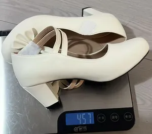 Vista detallada que muestra el peso de 457g de estos zapatos crema con tacón ancho y lazo