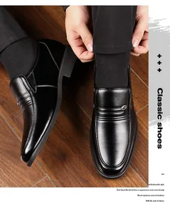 Primo piano di scarpe eleganti in pelle nera da uomo con classica trama a grana litchi