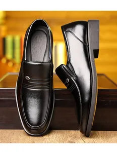 Vista dettagliata di scarpe eleganti da uomo in pelle nera di qualità modello slip-on