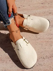 Sabots à plateforme rétro en tissage crème avec boucle pour un look décontracté chic