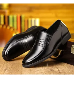 Dettaglio di eleganti scarpe da uomo in pelle nera stile business con una trama raffinata