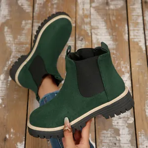 Dettaglio di stivaletti Chelsea in pelle scamosciata verde scuro con suola spessa
