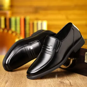 Hochwertige schwarze Herren-Business-Lederschuhe im Slip-on-Stil für das formelle Büro