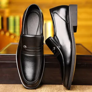 Eleganti scarpe da uomo in pelle nera modello slip-on per occasioni formali e di affari.