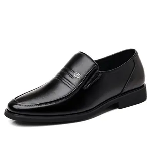 Classiche scarpe eleganti da uomo in pelle nera con un comodo design stile slip-on