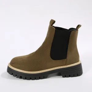 Stivaletti Chelsea alla moda in camoscio marrone con suola platform e punta tonda