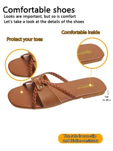 Detailansicht des geflochtenen Riemendesigns und des 1 cm flachen Absatzes brauner Strandsandalen.