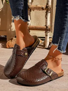 Vue détaillée des sabots à plateforme tressés marron vintage avec boucle réglable