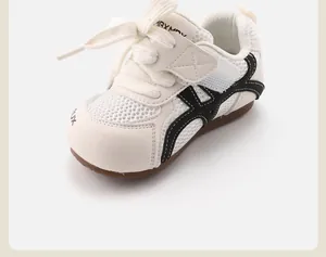 Detailansicht der cremefarbenen Baby-Lauflernschuhe mit atmungsaktivem Mesh-Gewebe
