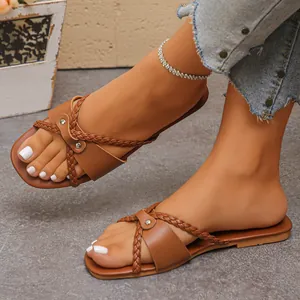 Elegante braune geflochtene Damen-Flachsandalen für den Sommerstrand, minimalistischer Stil