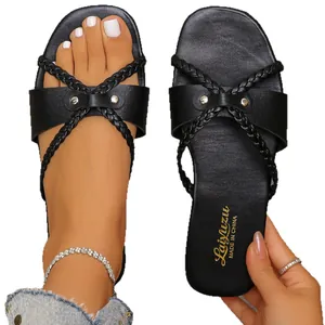 Elegante schwarze geflochtene flache Pantoletten für Damen im minimalistischen Stil.