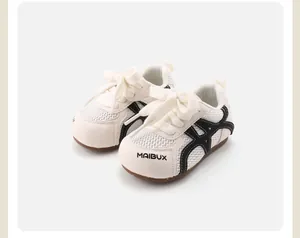 Detailansicht atmungsaktiver weißer Mesh-Lauflernschuhe für Babys mit weicher Gummisohle