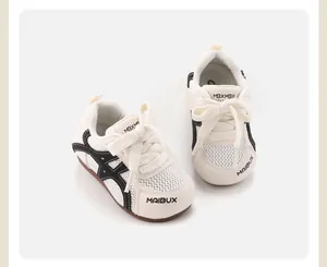 Detailansicht atmungsaktiver weißer Baby-Lauflernschuhe mit schwarzen Streifen
