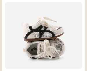 Detailansicht atmungsaktiver Mesh-Lauflernschuhe für Kleinkinder mit weichen Sohlen.