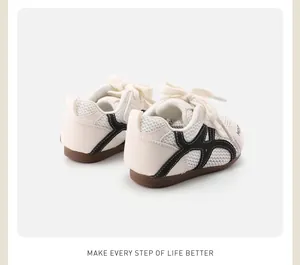 Rückansicht von Baby-Lauflernschuhen mit atmungsaktivem Mesh und weichen Gummisohlen