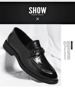 Detailansicht der polierten schwarzen Leder-Loafer mit eleganter Metallschnalle