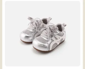 Detailansicht der atmungsaktiven silbernen Baby-Lernlaufschuhe mit weicher Sohle und Schnürung