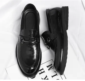 Detaillierte Nahaufnahme schwarzer Lederslipper mit eleganter Metall-Trensenschnalle
