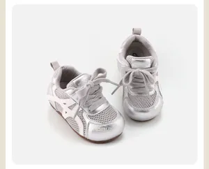 Silberne Baby-Lauflernschuhe mit atmungsaktivem Mesh-Obermaterial und weicher Sohle