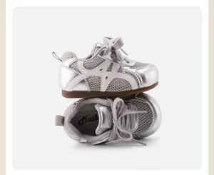 Silberne, atmungsaktive Baby-Lauflernschuhe mit weicher Sohle und modernem Design.