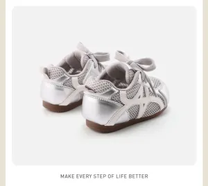 Detailrückansicht atmungsaktiver silberner Mesh-Babylauflernschuhe mit weichen braunen Gummisohlen