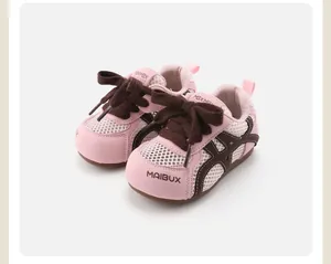 Rosa atmungsaktive Baby-Lauflernschuhe aus Mesh mit weichen Sohlen und braunen Schnürsenkeln