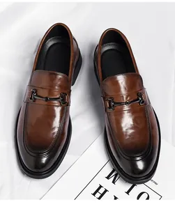 Draufsicht auf diese klassischen braunen Leder-Loafer mit dem eleganten Metallbit