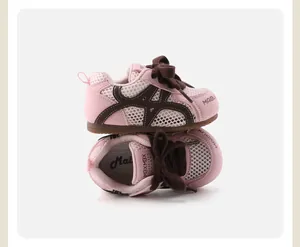 Detailansicht der atmungsaktiven rosa Mesh-Lauflernschuhe für Babys mit weicher Sohle.