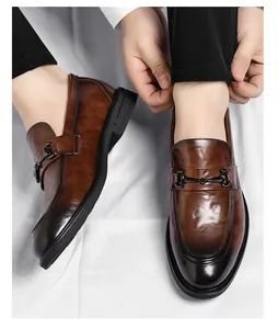Nahaufnahme von braunen Business-Loafers aus Leder mit metallener Trensenschnalle