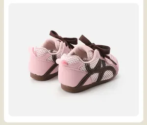 Rückansicht von rosa Lauflernschuhen für Kleinkinder mit atmungsaktivem Mesh-Gewebe