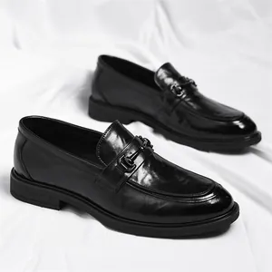 Elegante schwarze Leder-Loafer für Herren mit Metallschließe für Business und Freizeit