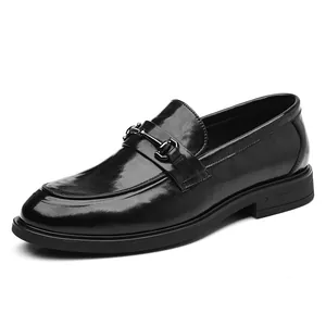 Elegante schwarze Herren-Leder-Loafer, formeller Business-Stil mit Metallschnalle