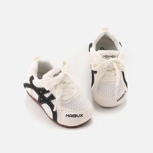 Atmungsaktive Baby-Lauflernschuhe mit weicher Sohle und sportlichem Streifen-Design