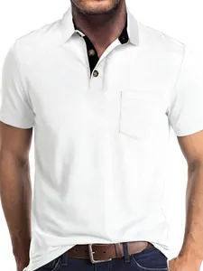 Detalle de polo blanco de manga corta para hombre con cuello interior en contraste.