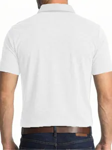 Vista trasera detallada de un polo blanco clásico de manga corta para hombre con ajuste informal.