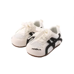 Atmungsaktive weiße Baby-Lauflernschuhe mit Mesh und weicher Sohle für Kleinkinder